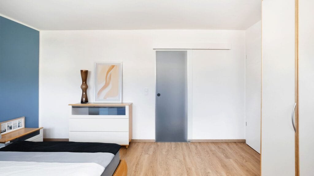 Schlafzimmer mit hohen Decken im Haus Malhela