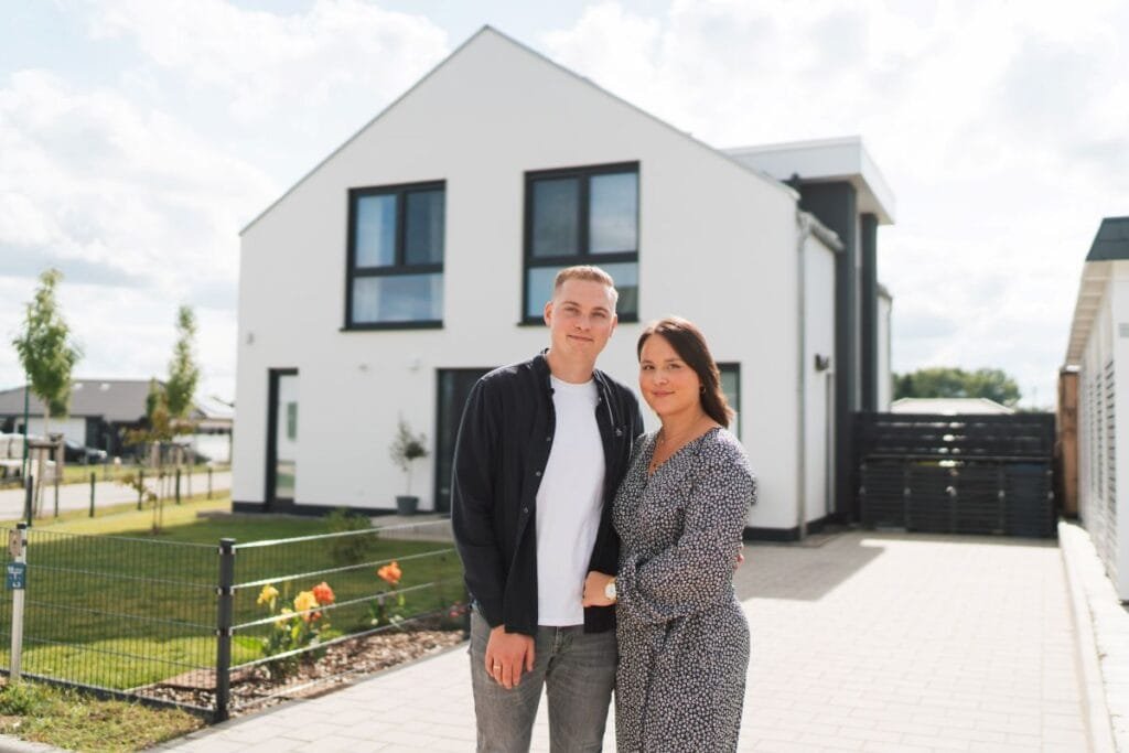 Bauherren Paar vor Haus Arge Haus