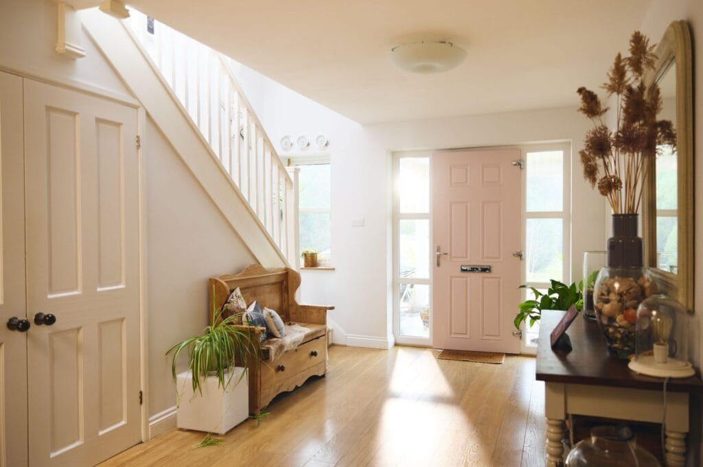 Große Eingangsdiele mit Treppe, Sitzbank und Einbauschrank unter der Treppe
