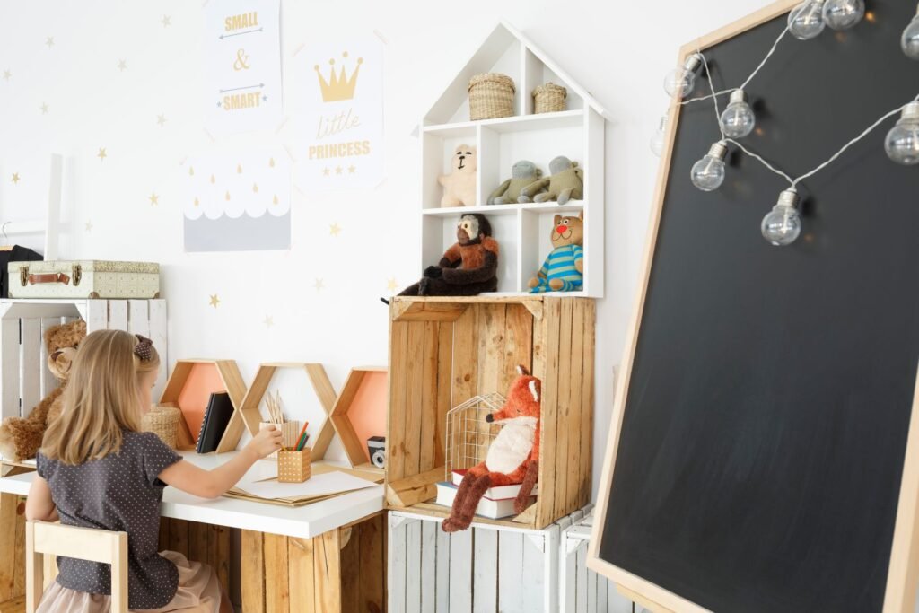 Mädchen im Kinderzimmer, an einem Schreibtisch sitzend