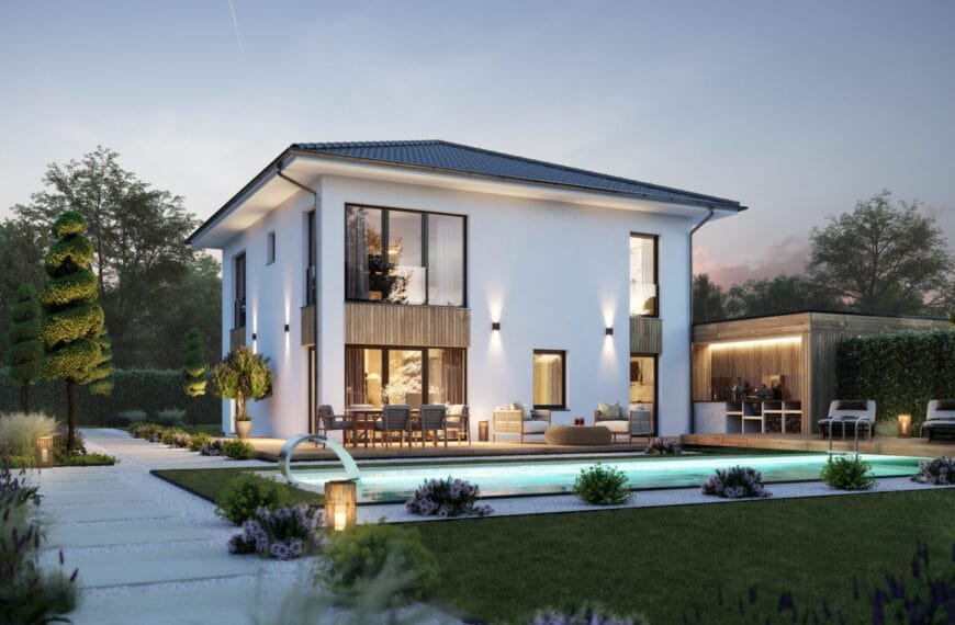 Blick vom Garten aus auf ein erleuchtetes Kampa Haus mit Pool davor.