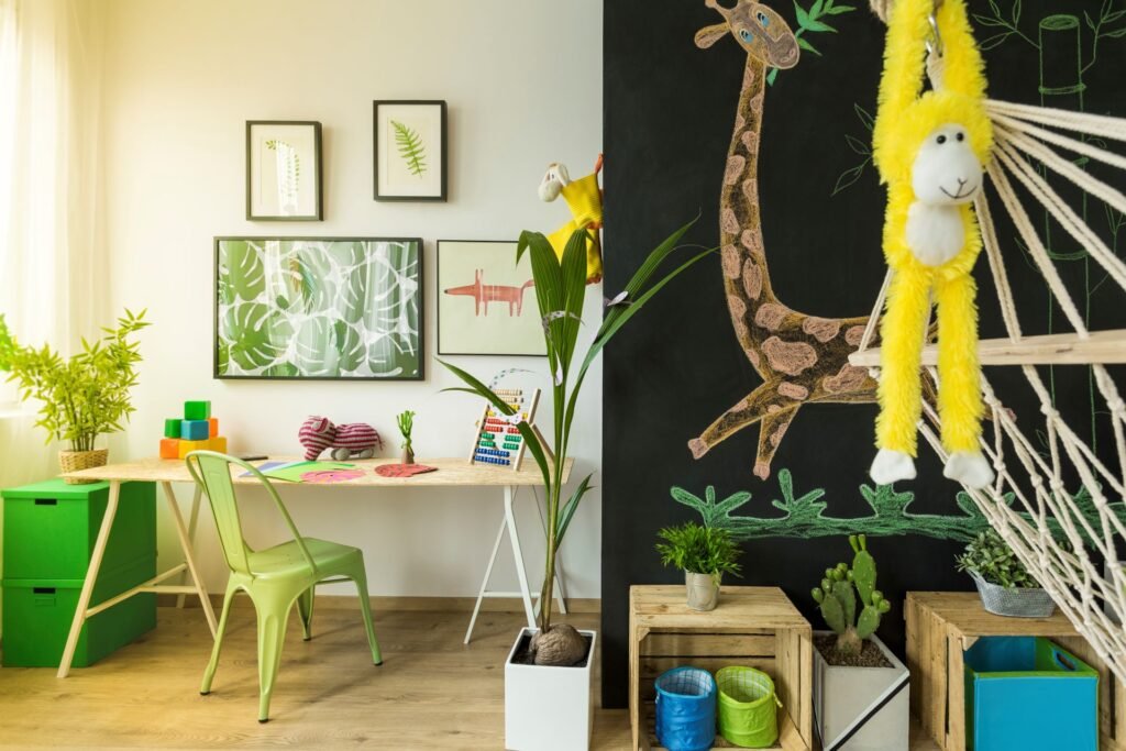 bunt gestaltetes Kinderzimmer mit Pflanzen und Hängematte