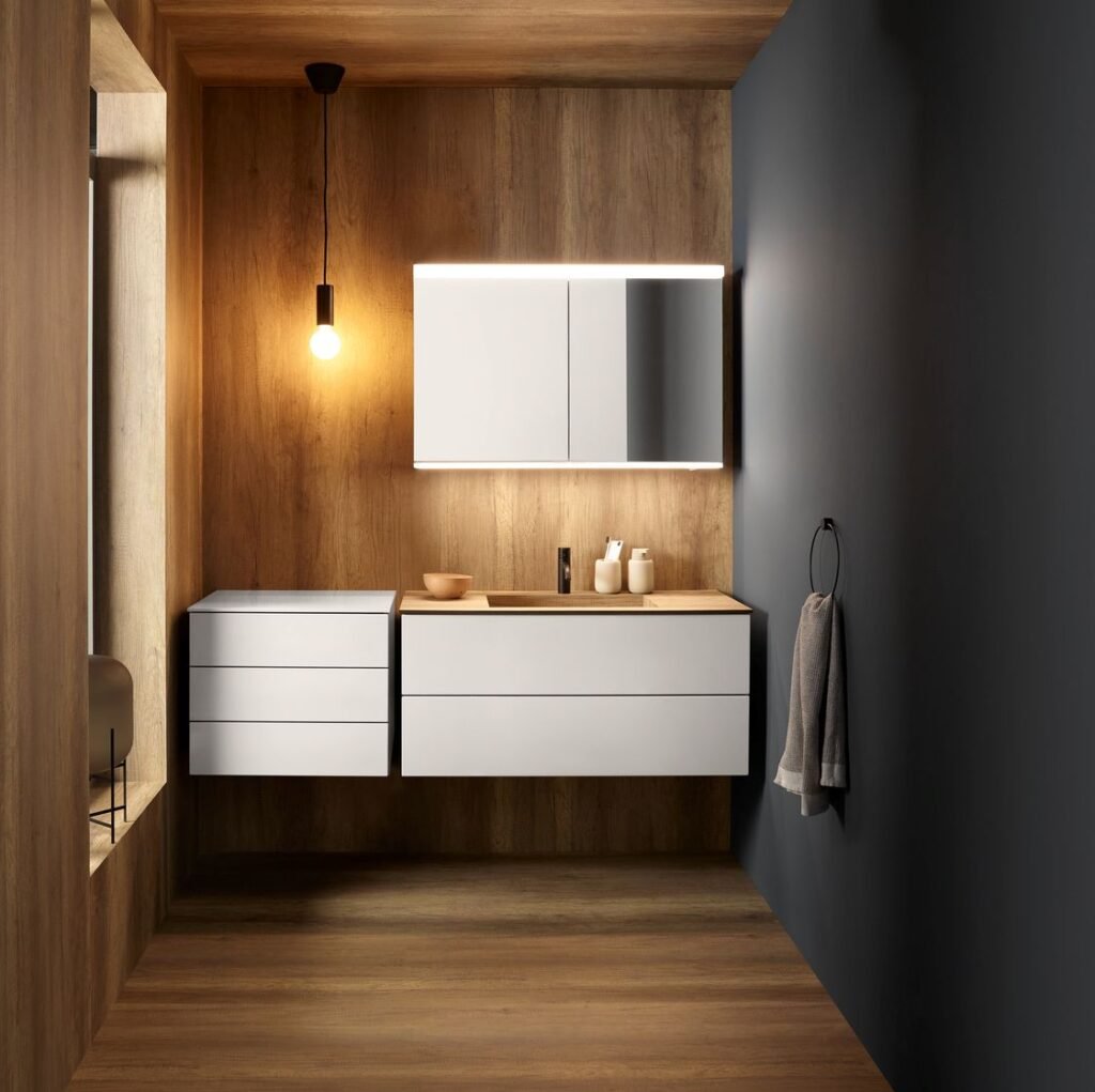 Badezimmer mit Boden und Wänden aus Holz und weißen Sanitärobjekten