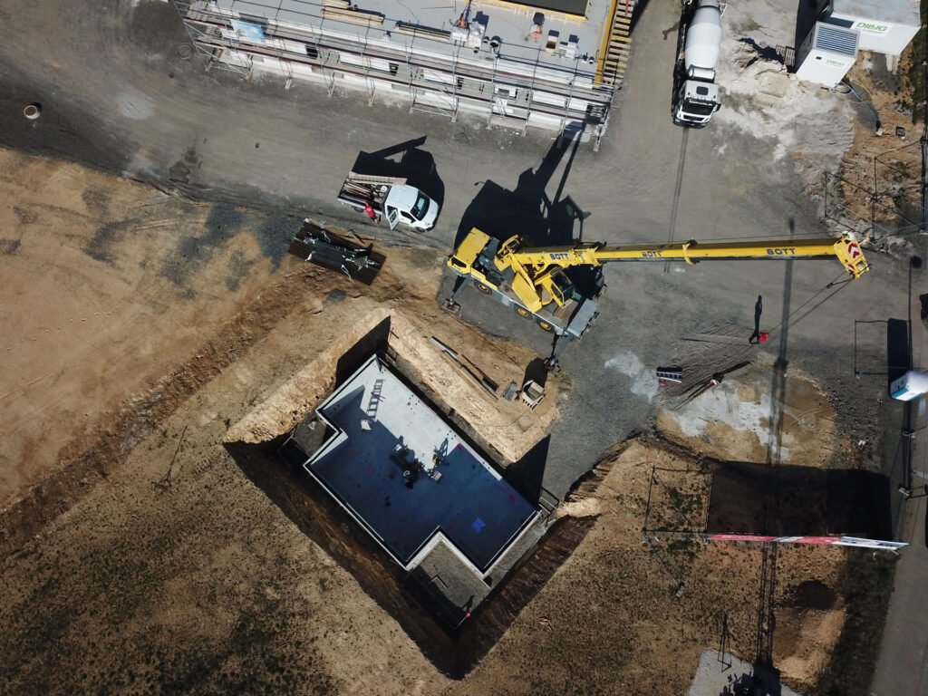Baustelle eines Teilkellers aus der Vogelperspektive