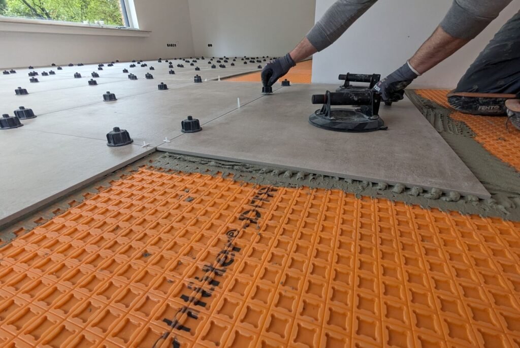 Fliesenverlegung im Wohnzimmer Schlüter