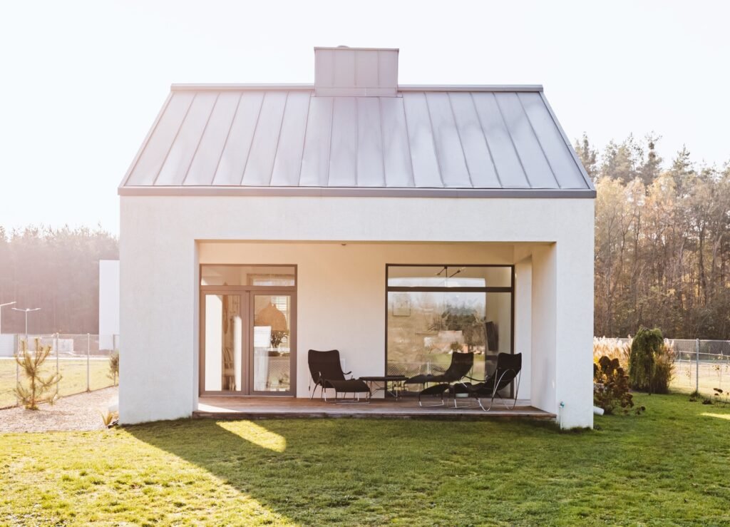 Kleines, modernes Haus mit überdachter Terrasse und Garten