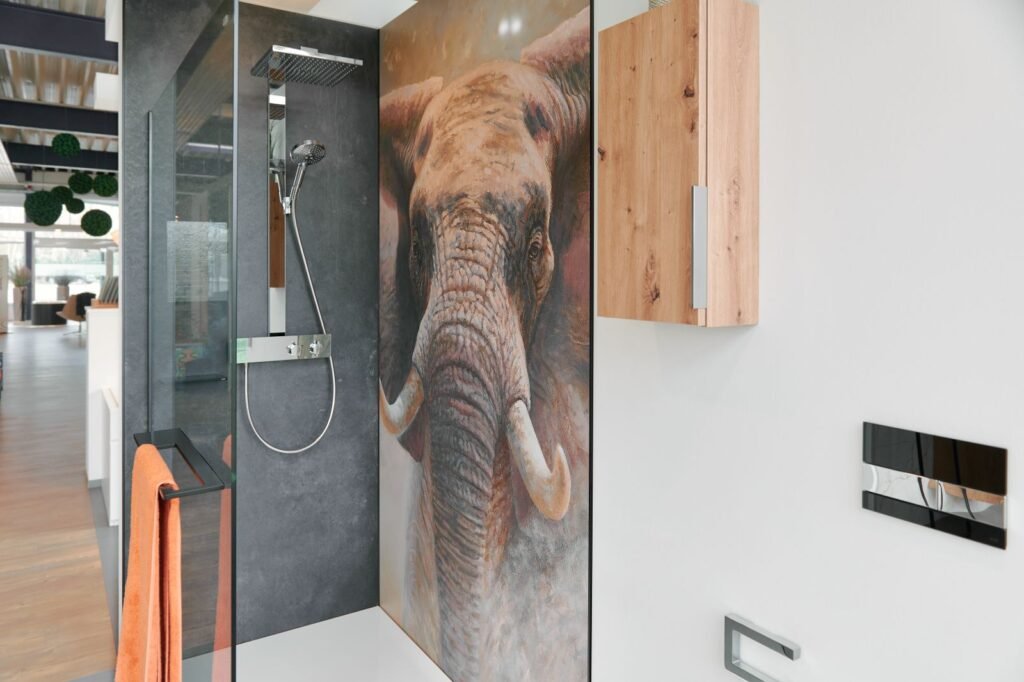 Dusche mit Wandverkleidung und Elefantenmotiv