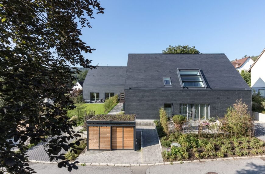 Ansicht eines Rathscheck Hauses mit Schieferverkleidung von außen.