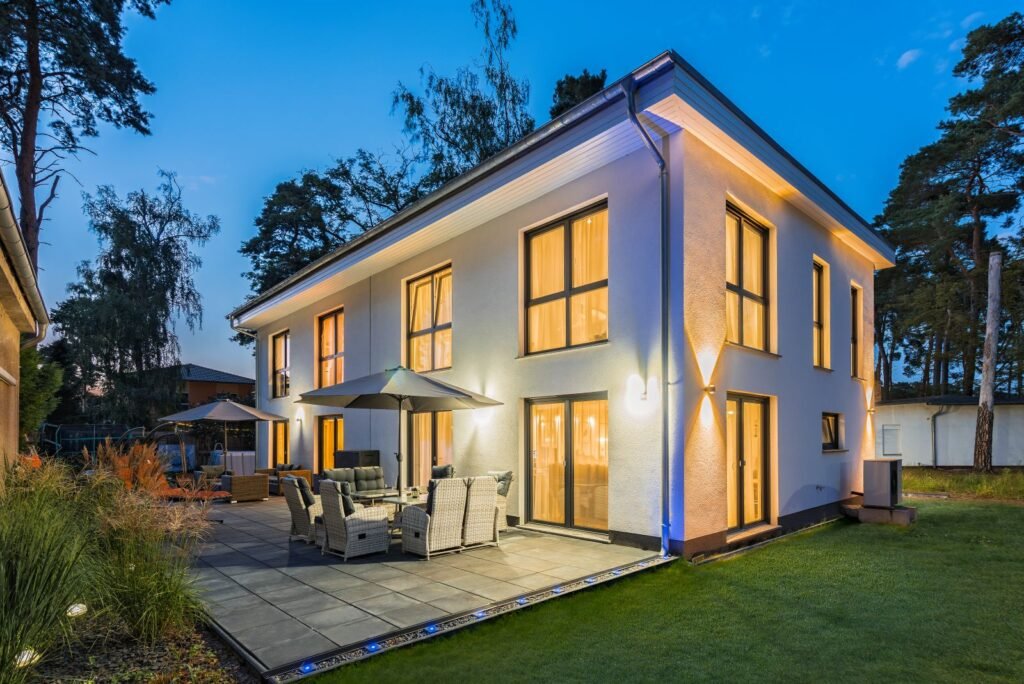 Roth Massivhaus Doppelhaus Außenansicht bei Nacht