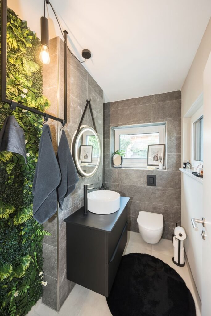 Roth Massivhaus Doppelhaus Gästebad mit begrünter Wand Familie