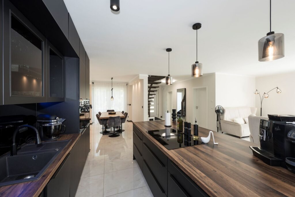 Roth Massivhaus Doppelhaus Küche und Blick auf Eingangsbereich Großeltern