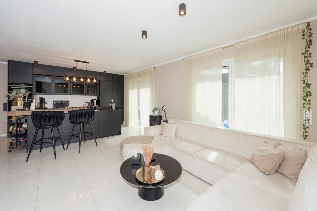 Roth Massivhaus Doppelhaus Küche und Wohnbereich mit Sofas Familie