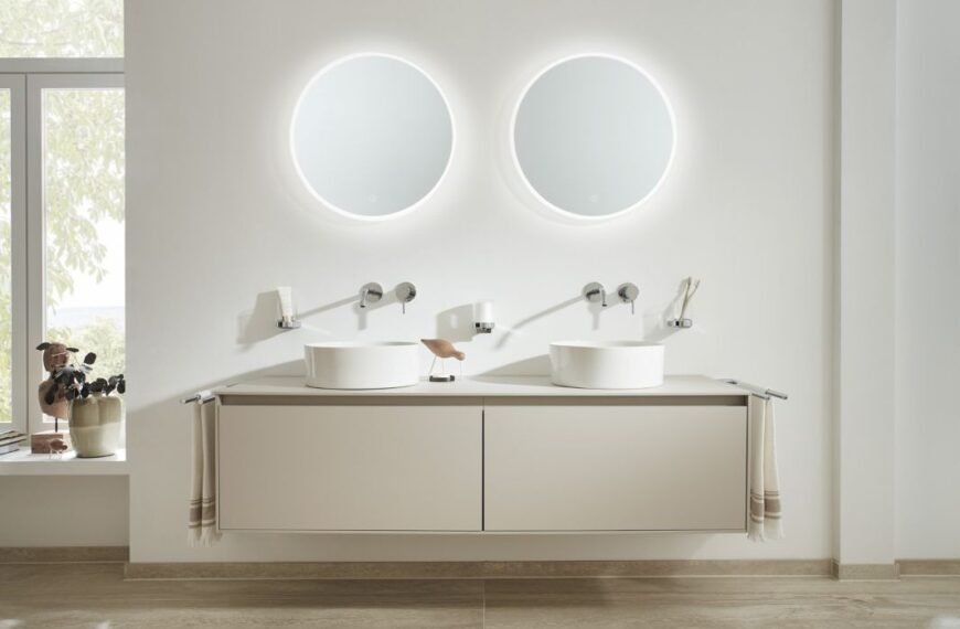 Badezimmer in hellen Farben und zwei schicken Waschtischen