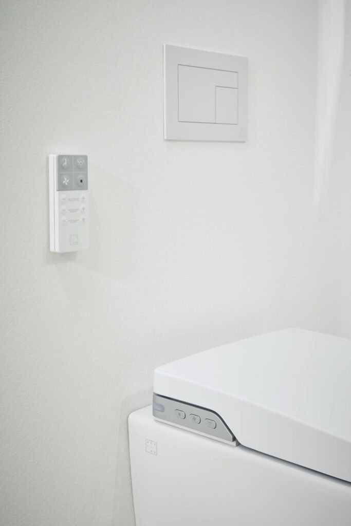 DuschWC mit Bedien-Element an der Wand