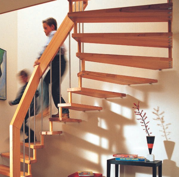 Kinder laufen eine Treppe hinunter.