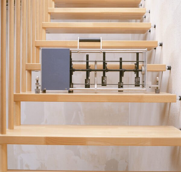 Geräte zur Berechnung, ob die Treppe den geforderten Standards entspricht. Diese stehen auf der Stufe einer offenen Treppe.