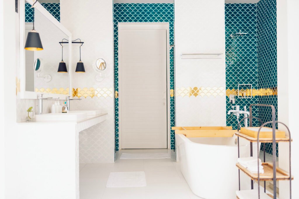 Ein stylishes Badezimmer mit einem Mix aus blaue und weißen Fliesen