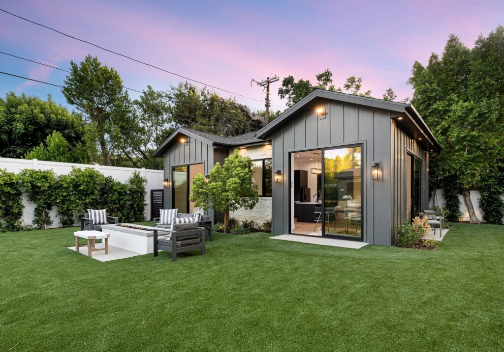 Kleines modernes Holzhaus mit Holzfassade, bestehend aus zwei Baukörpern bzw. Modulen