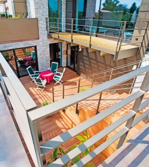 Blick in den Tiefhof mit Terrasse von Glatthaar Keller