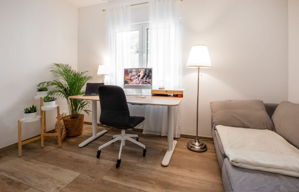 gemütliches Arbeitszimmer mit Pflanzen