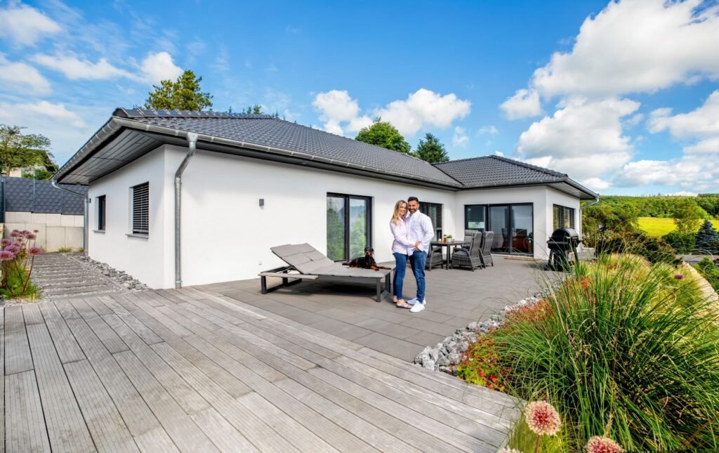 Bungalow mit Bauherren Paar und Terrasse