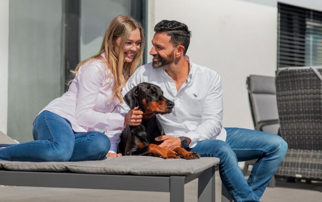 Bungalow Vintra Fingerhut Haus Bauherren Paar mit Hund