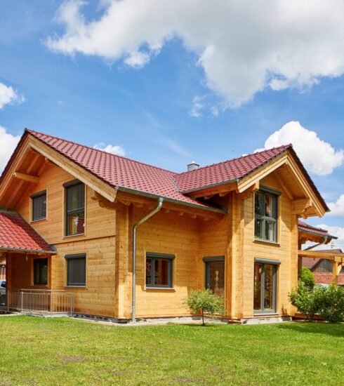 Rems Murr Holzhaus Rosengarten Außenansicht mit Garten