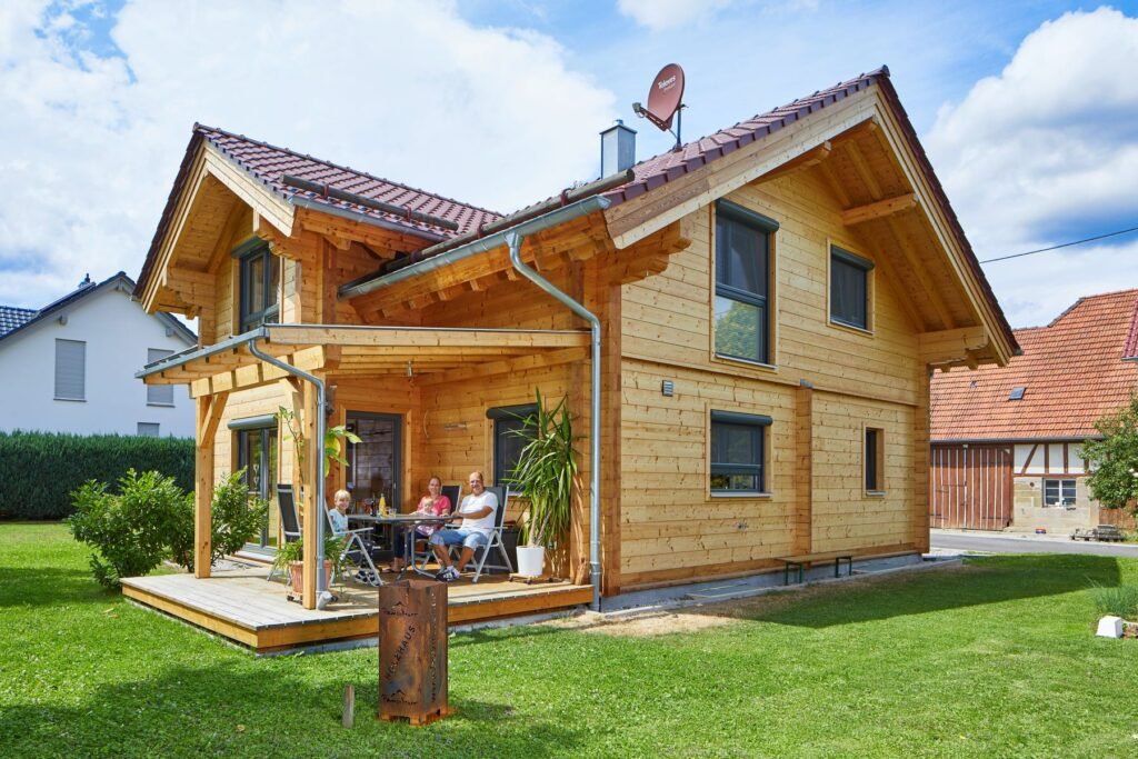 Rems Murr Holzhaus Rosengarten Außenansicht mit Garten und Terrasse