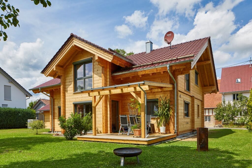 Rems Murr Holzhaus Rosengarten Außenansicht mit Terrasse