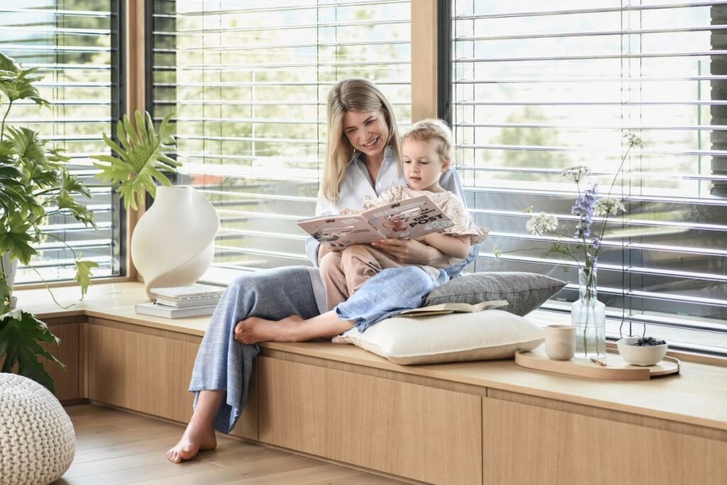 rau und Kind im Wohnzimmer mit Außenjalousien