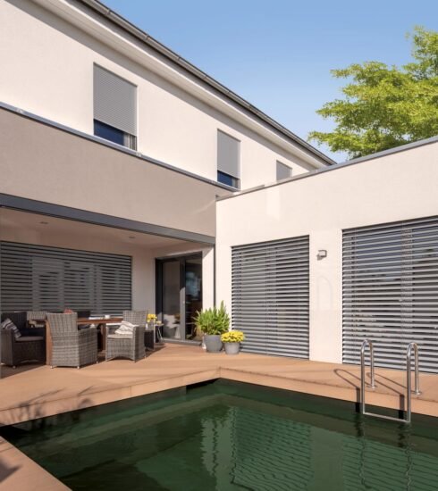 Haus mit Pool und Außenjalousien