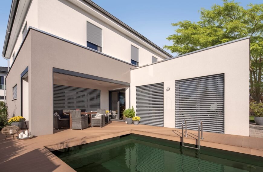 Haus mit Pool und Außenjalousien