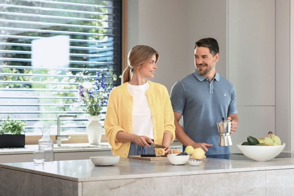 Mann und Frau in der Küche mit Außenjalousien