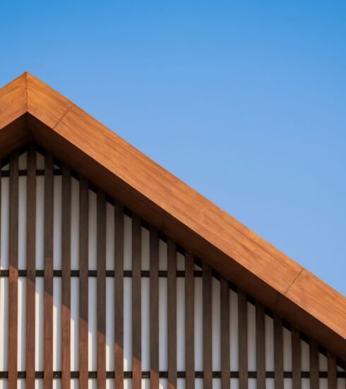 Giebeldach aus Holz mit Latten Dekoration des Vintage-Hauses vor blauem Hintergrund des klaren Himmels von aowsakornprapat
