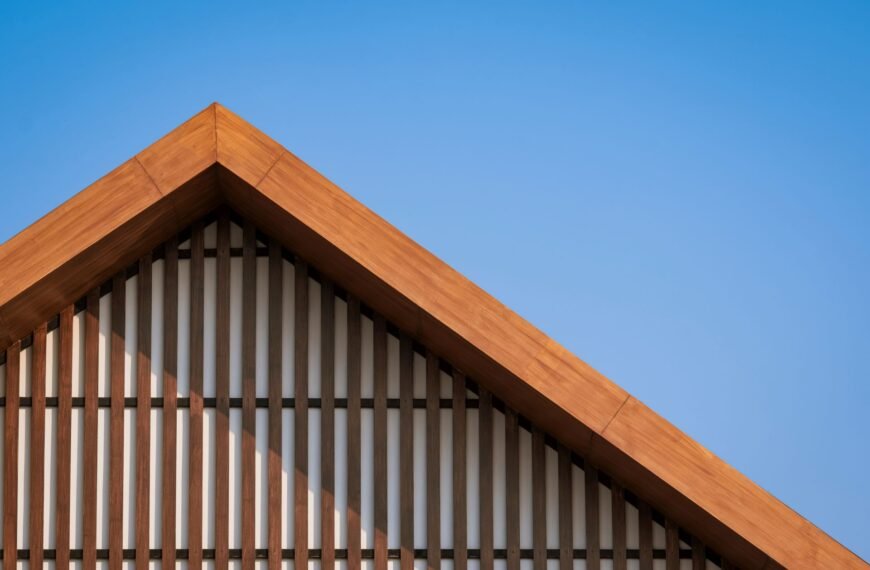 Giebeldach aus Holz mit Latten Dekoration des Vintage-Hauses vor blauem Hintergrund des klaren Himmels von aowsakornprapat