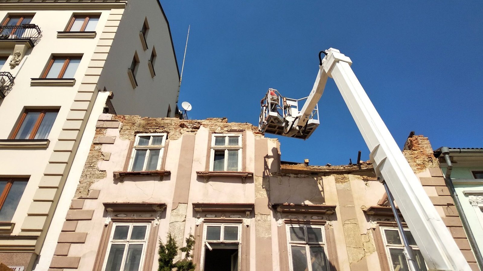 Altes Gebäude inmitten einer Altstradthäuserzeile wird abgerissen