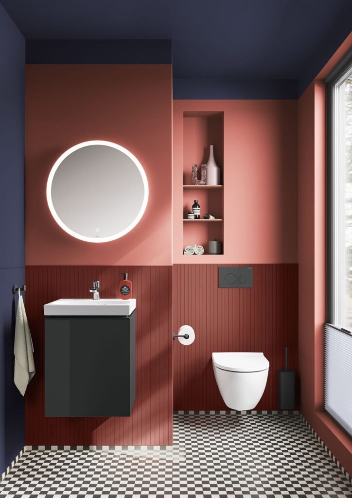 Badezimmer in rot mit schwarzen und weißen Details von Geberit