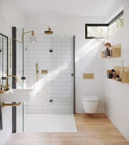 Badezimmer in weiß mit goldenen Details von Kaldewei
