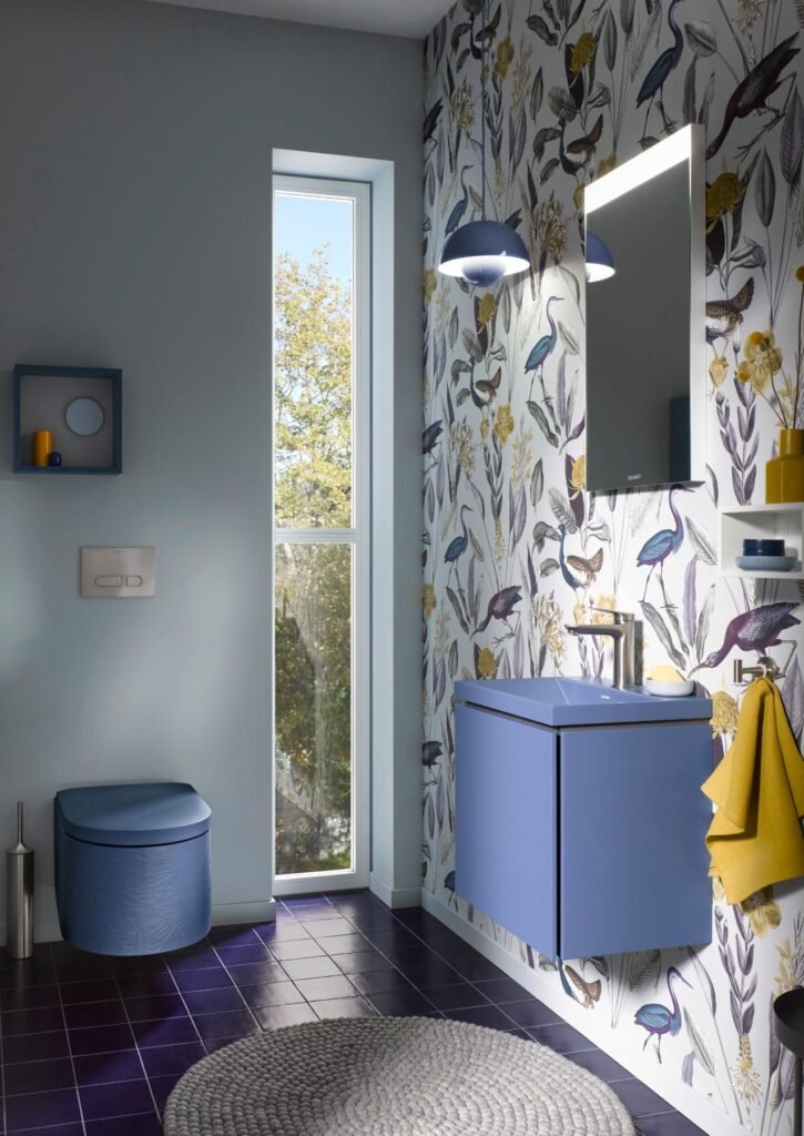 Badezimmer mit bunter Vogel-Tapete und helblauer Toilette von Duravit