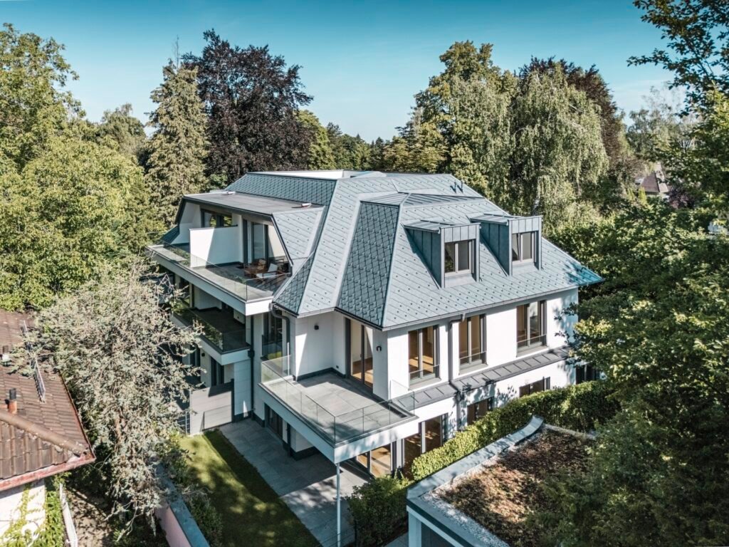 Weißes Landhaus mit grauem Aluminiumdach