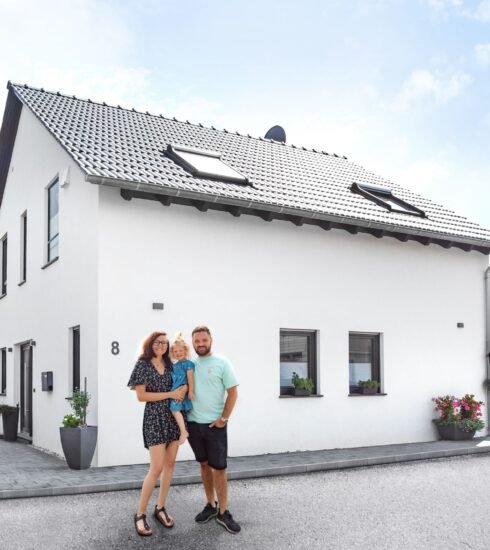 Fingerhut Haus Filino Haus von außen mit Baufamilie