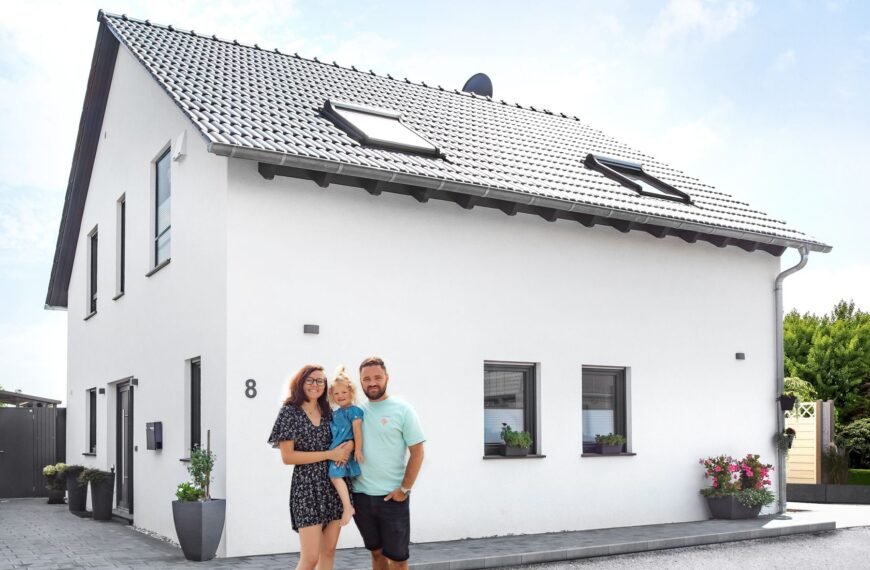 Fingerhut Haus Filino Haus von außen mit Baufamilie