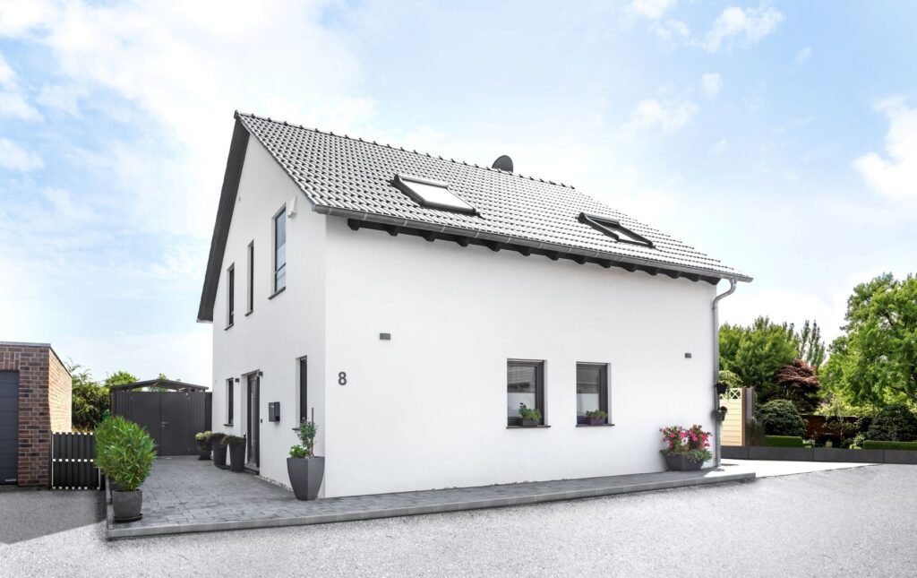 Fingerhut Haus Filino Haus von außen mit Straße und Hauseingang