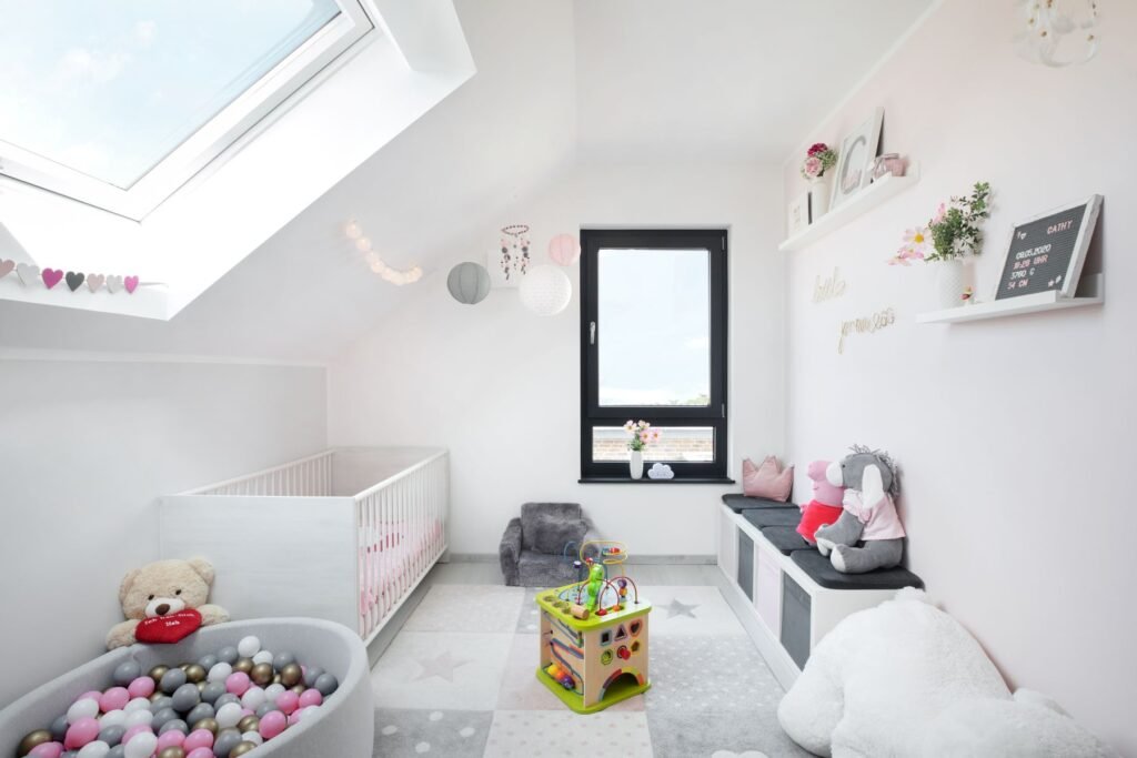 Kinderzimmer mit Dachschräge in weiß, grau und rosa
