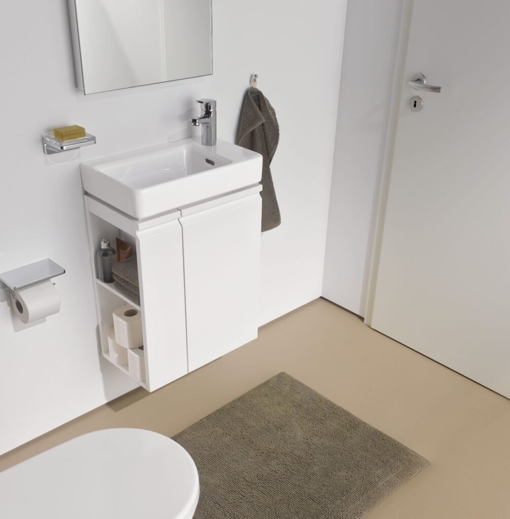 Gäste WC in weiß mit seitlichem Waschtischunterschrank von Laufen