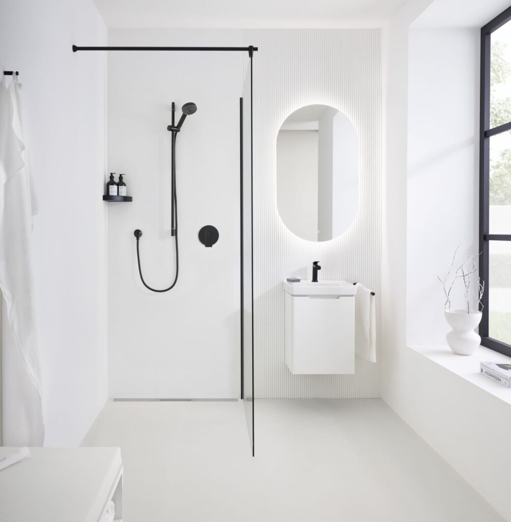 Gästebad in weiß mit schwarzen Armaturen von Sanibel