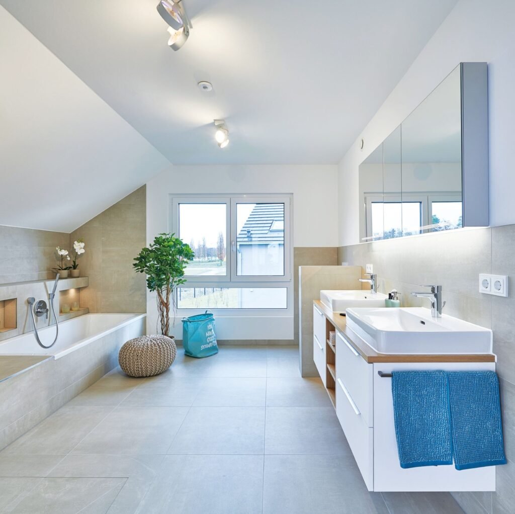 Musterhaus Günzburg Fertighaus Weiss Badezimmer in grau mit Badewanne