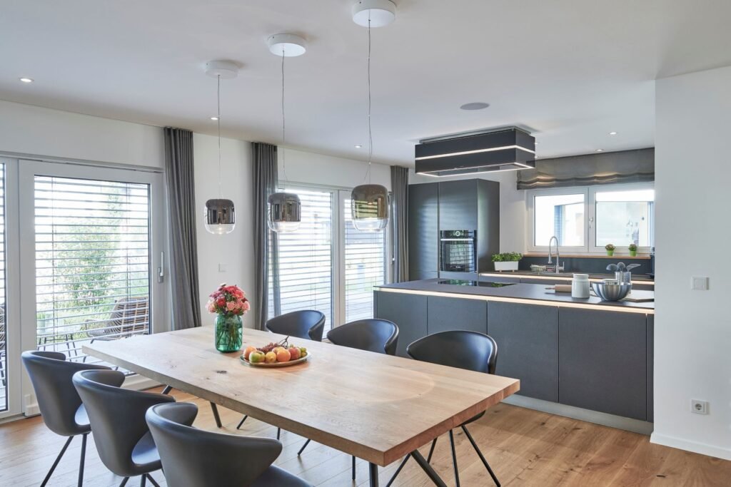 Musterhaus Günzburg Fertighaus Weiss Esszimmer und Küche in dunkelgrau