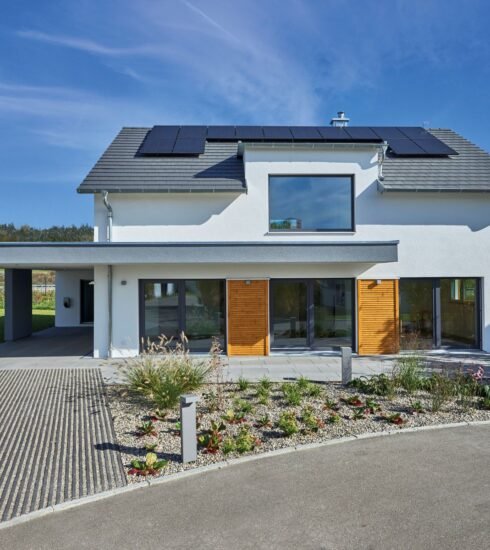 Musterhaus Günzburg Fertighaus Weiss Haus von außen mit Carport und Steingarten