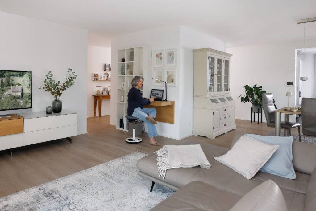 Schwörer Bungalow Jakoby Wohnzimmer mit Homeoffice Bereich